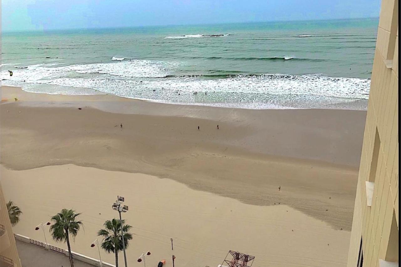 Romantica Vista Al Paseo Maritimo De Кадис Екстериор снимка